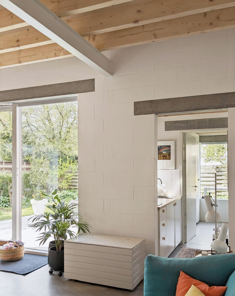 Thách thức chính của công trình là nằm gần một con đường địa phương đông đúc, gây ra tiếng ồn và ô nhiễm. Để giảm thiểu điều này, ngôi nhà được xây dựng lùi ra phía sau khu đất, hướng về phía một con hẻm yên tĩnh và đón được ánh nắng mặt trời vào buổi sáng. Thách thức chính của công trình là nằm gần một con đường địa phương đông đúc, gây ra tiếng ồn và ô nhiễm. Để giảm thiểu điều này, ngôi nhà được xây dựng lùi ra phía sau khu đất, hướng về phía một con hẻm yên tĩnh và đón được ánh nắng mặt trời vào buổi sáng.