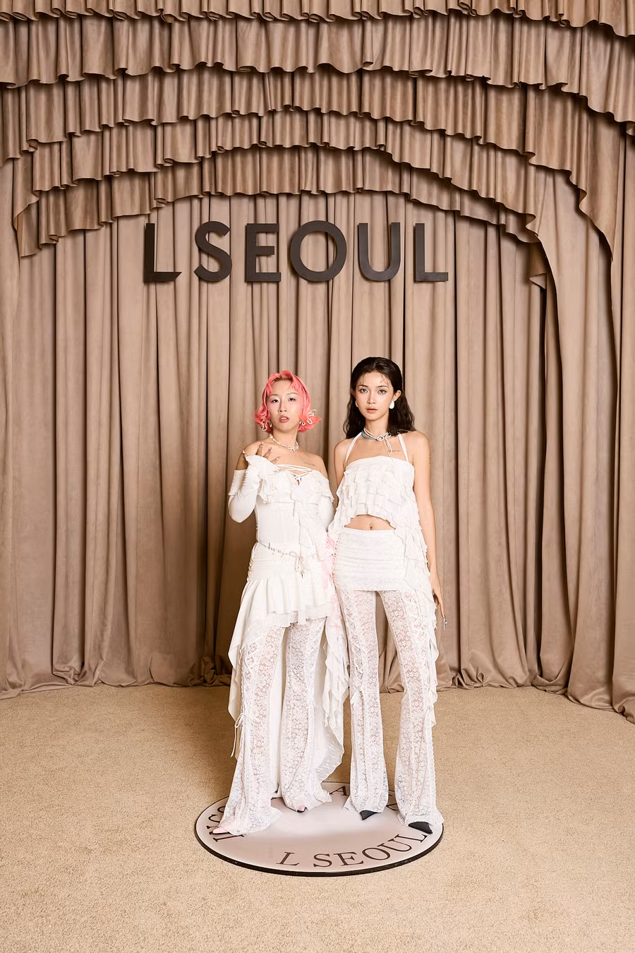 Như thường lệ, Trang Hý luôn biết cách tạo sự khác biệt khi xuất hiện ở sự kiện. Trên nền trang phục trắng, mái tóc hồng uốn cổ điển của cô trở thành điểm nhấn Như thường lệ, Trang Hý luôn biết cách tạo sự khác biệt khi xuất hiện ở sự kiện. Trên nền trang phục trắng, mái tóc hồng uốn cổ điển của cô trở thành điểm nhấn