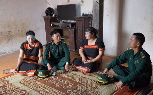 Cán bộ chiến sĩ biên phòng tuyên truyền vận động bà con thay đổi nếp nghĩ, cách làm