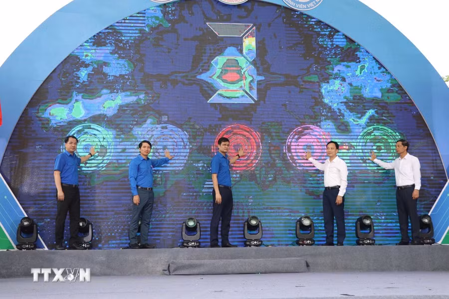 Các đại biểu thực hiện nghi thức phát động Lễ ra quân Chiến dịch Thanh niên tình nguyện Hè năm 2024. (Ảnh: Hoàng Ngọc/TTXVN) Các đại biểu thực hiện nghi thức phát động Lễ ra quân Chiến dịch Thanh niên tình nguyện Hè năm 2024. (Ảnh: Hoàng Ngọc/TTXVN)