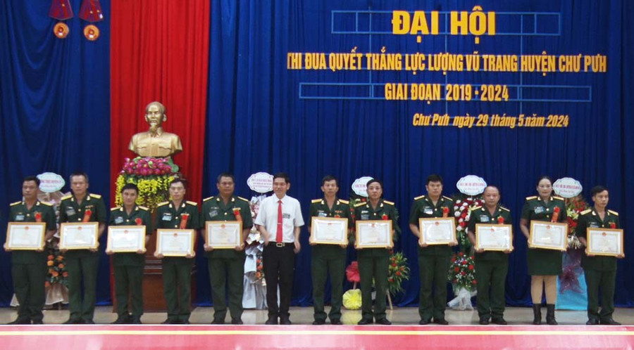 Tặng giấy khen của Chủ tịch UBND huyện Chư Pưh cho các tập thể, cá nhân có thành tích xuất sắc trong phong trào thi đua quyết thắng giai đoạn 2019-2924. Ảnh: M.H