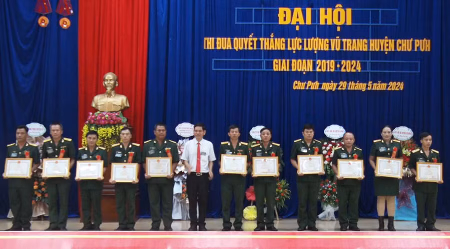 Tặng giấy khen của Chủ tịch UBND huyện Chư Pưh cho các tập thể, cá nhân có thành tích xuất sắc trong phong trào thi đua quyết thắng giai đoạn 2019-2924. Ảnh: M.H