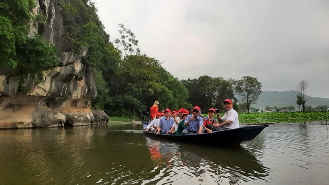 Dòng suối ấu trong khu thắng tích Kim Sơn Dòng suối ấu trong khu thắng tích Kim Sơn