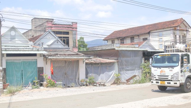 Các hộ dân bị ảnh hưởng bởi dự án cải tạo, nâng cấp Quốc lộ 19. Ảnh: Trương Định Các hộ dân bị ảnh hưởng bởi dự án cải tạo, nâng cấp Quốc lộ 19. Ảnh: Trương Định