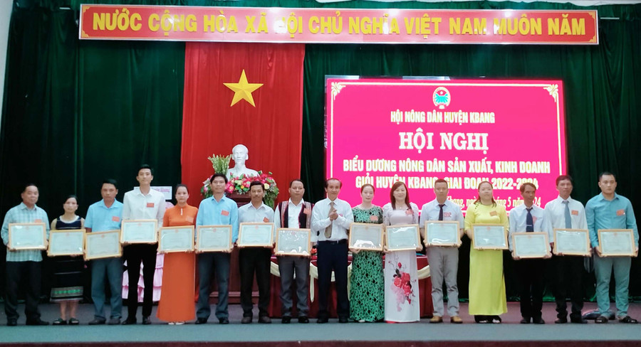 Trao giấy khen của Chủ tịch UBND huyện Kbang cho các tập thể có thành tích xuất sắc trong phong trào nông dân thi đua sản xuất kinh doanh giỏi. Ảnh: H.H Trao giấy khen của Chủ tịch UBND huyện Kbang cho các tập thể có thành tích xuất sắc trong phong trào nông dân thi đua sản xuất kinh doanh giỏi. Ảnh: H.H