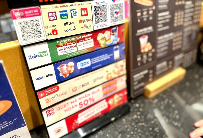 Các phương thức chấp nhận thanh toán không tiền mặt tại một quán cà phê ở quận Tân Bình, TP. HCM ngày 262. Ảnh: Dỹ Tùng Các phương thức chấp nhận thanh toán không tiền mặt tại một quán cà phê ở quận Tân Bình, TP. HCM ngày 262. Ảnh: Dỹ Tùng