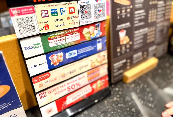Các phương thức chấp nhận thanh toán không tiền mặt tại một quán cà phê ở quận Tân Bình, TP. HCM ngày 262. Ảnh: Dỹ Tùng