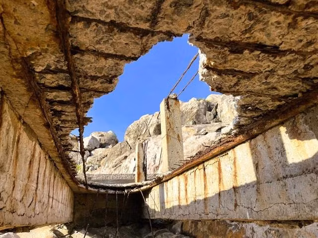 Lỗ thủng ở cầu bê tông trên đảo Lỗ thủng ở cầu bê tông trên đảo