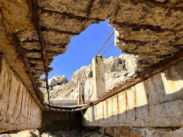 Lỗ thủng ở cầu bê tông trên đảo Lỗ thủng ở cầu bê tông trên đảo