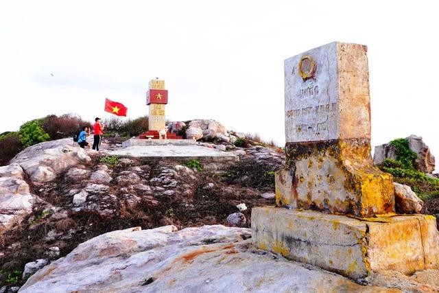 Mốc giới dựng từ năm 2004 (phải) và cột cờ Tổ quốc xây dựng năm 2015 Mốc giới dựng từ năm 2004 (phải) và cột cờ Tổ quốc xây dựng năm 2015