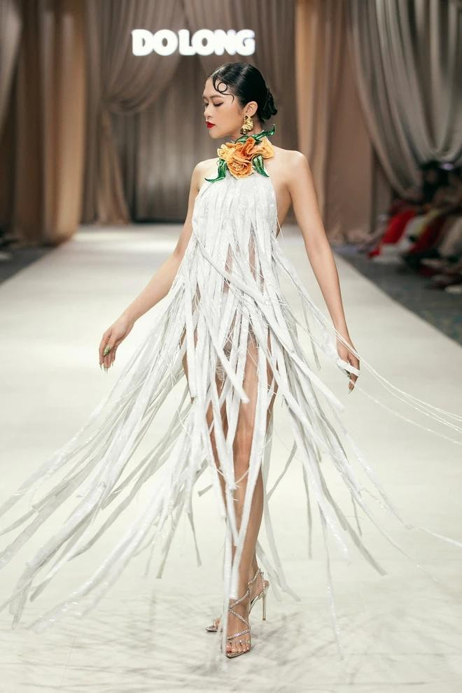 Các thiết kế sử dụng chất liệu voan, organza… phom dáng chít eo, váy peplum mang lại hình tượng quý cô thập niên 1920 theo cách tinh tế nhưng không kém sự quyến rũ