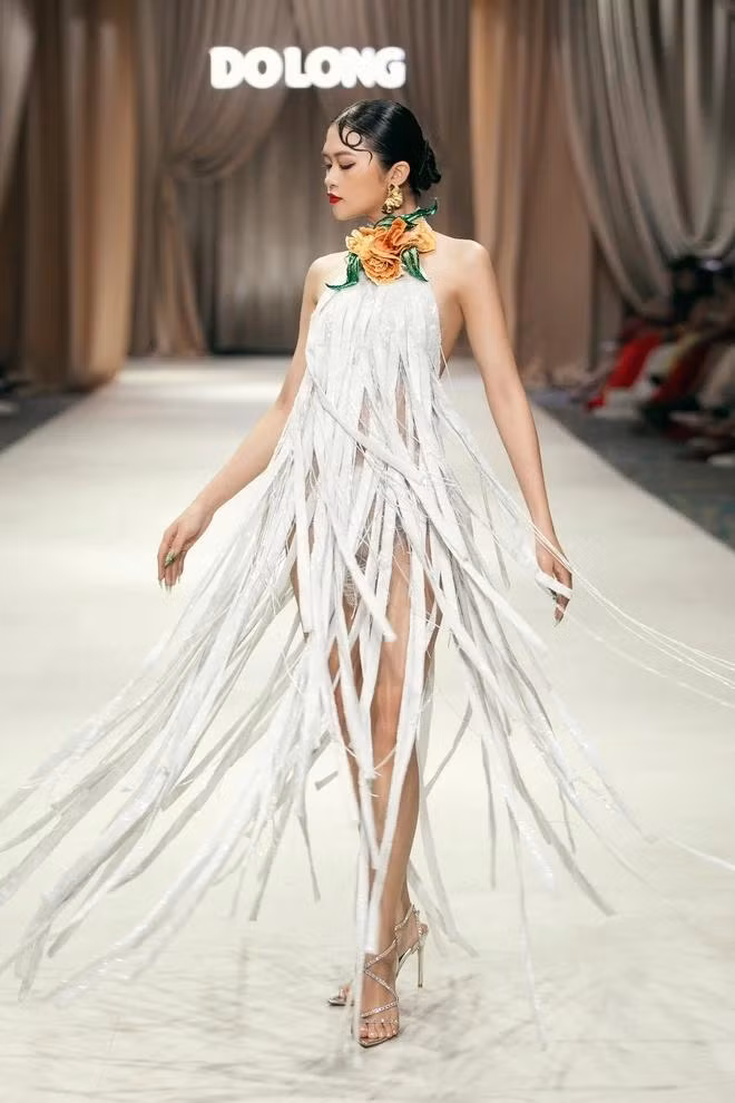 Các thiết kế sử dụng chất liệu voan, organza… phom dáng chít eo, váy peplum mang lại hình tượng quý cô thập niên 1920 theo cách tinh tế nhưng không kém sự quyến rũ