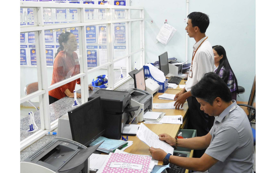Công chức thị trấn Ia Ly giải quyết thủ tục hành chính cho người dân. Ảnh: Thanh Nhật Công chức thị trấn Ia Ly giải quyết thủ tục hành chính cho người dân. Ảnh: Thanh Nhật