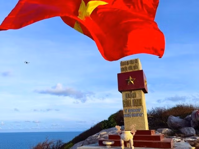 Cột cờ Tổ quốc trên đảo Hòn Anh