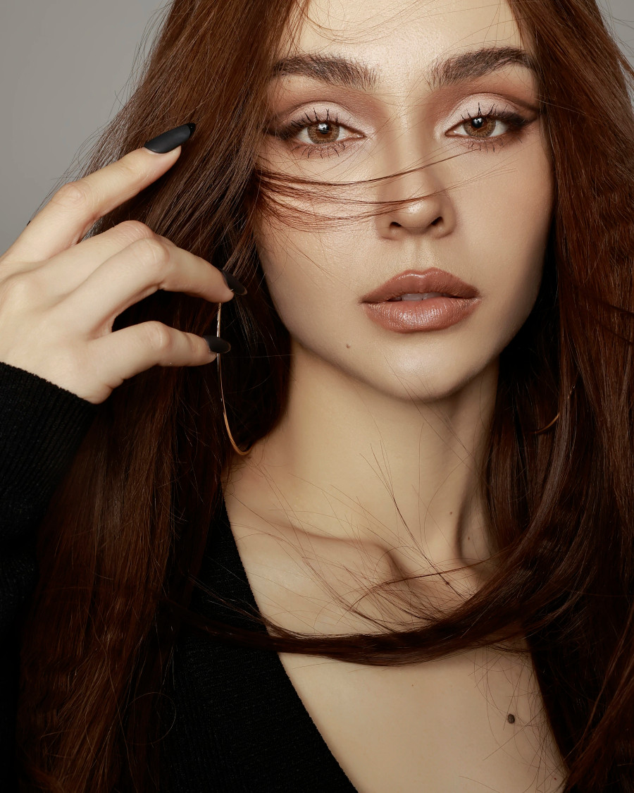 Với MLee, đó là câu chuyện cô gái 18 tuổi từ bỏ cuộc sống ở Canada về Việt Nam một mình theo đuổi ước mơ. Sống tự lập từ nhỏ, MLee luôn mang vỏ bọc mạnh mẽ và chưa bao giờ cho phép bản thân được dừng lại Với MLee, đó là câu chuyện cô gái 18 tuổi từ bỏ cuộc sống ở Canada về Việt Nam một mình theo đuổi ước mơ. Sống tự lập từ nhỏ, MLee luôn mang vỏ bọc mạnh mẽ và chưa bao giờ cho phép bản thân được dừng lại