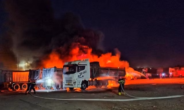 Vụ cháy khiến 4 xe đầu kéo bị thiêu rụi tại bãi đậu xe trái phép trên khu đất A3 vào tối 20-4, do Công ty Đường bộ Quy Nhơn quản lý