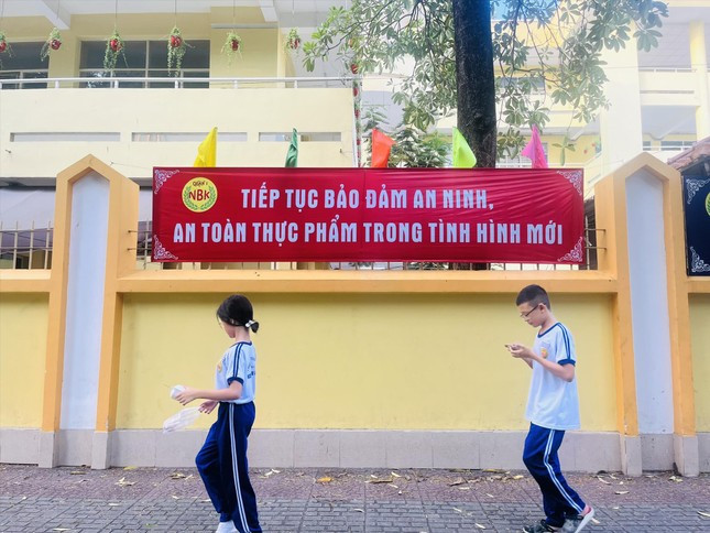 Băng-rôn tuyên truyền đảm bảo an toàn thực phẩm được dán ở nhiều cổng trường. Ảnh: Nhàn Lê. Băng-rôn tuyên truyền đảm bảo an toàn thực phẩm được dán ở nhiều cổng trường. Ảnh: Nhàn Lê.