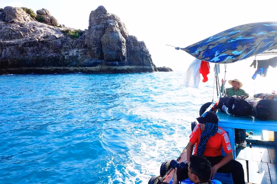 Vòng quanh đảo Hòn Em tìm điểm đổ bộ Vòng quanh đảo Hòn Em tìm điểm đổ bộ