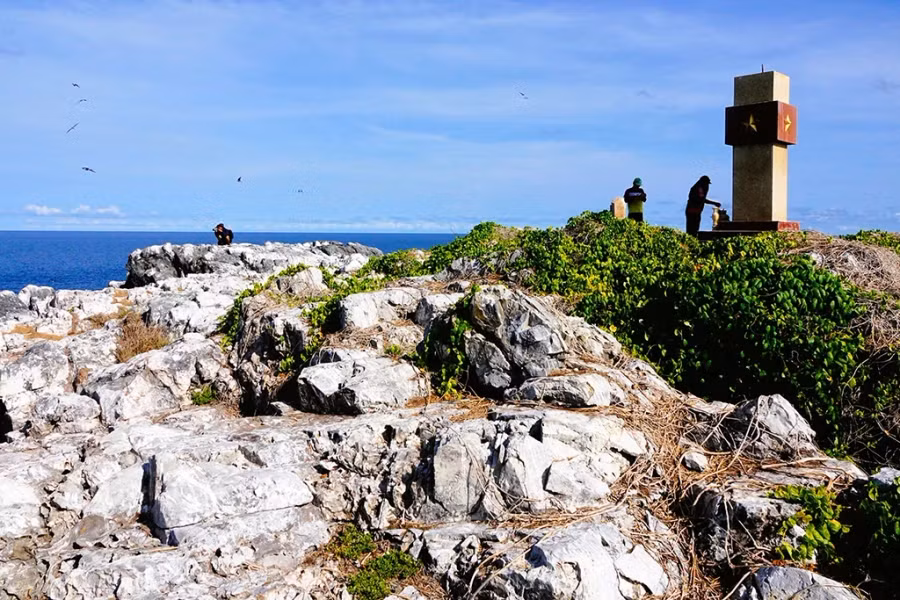 Đảo Hòn Em là cấu tạo đá xám, rất ít thực vật sinh sống Đảo Hòn Em là cấu tạo đá xám, rất ít thực vật sinh sống