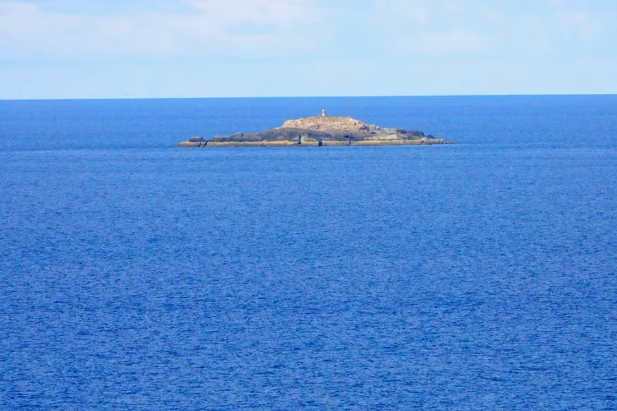 Đảo Hòn Em nhìn từ Hòn Anh