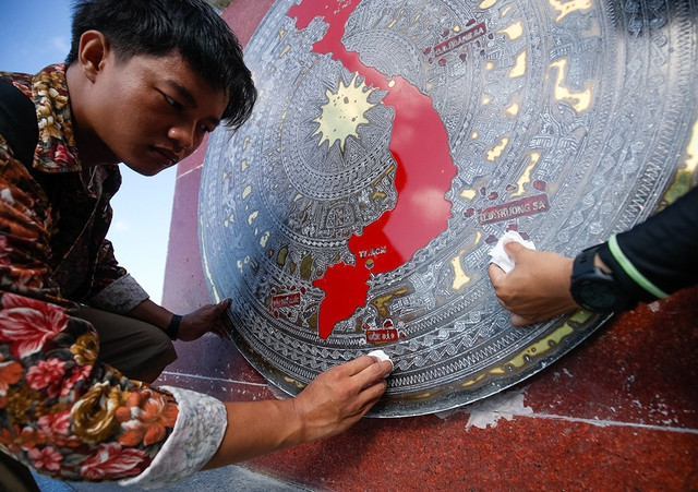 Mặt trống đồng phía đông của mốc A3 ghi các quần đảo của Việt Nam, tháng 5.2024