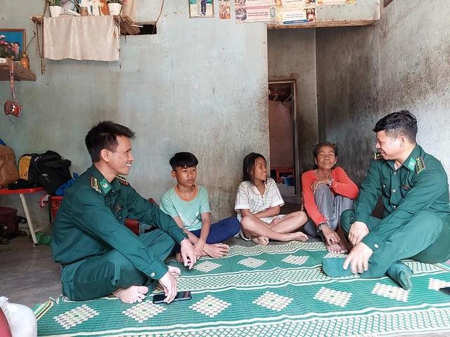 Các cán bộ, chiến sĩ Đồn biên phòng Rờ Kơi đến thăm con nuôi A Khúy Các cán bộ, chiến sĩ Đồn biên phòng Rờ Kơi đến thăm con nuôi A Khúy