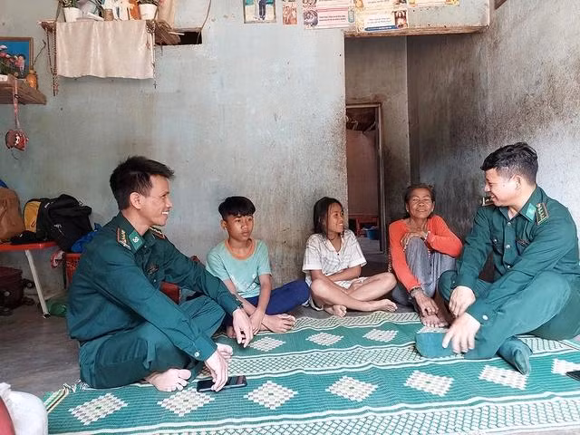 Các cán bộ, chiến sĩ Đồn biên phòng Rờ Kơi đến thăm con nuôi A Khúy