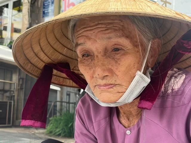 Mắt phải của bà đã không còn nhìn rõ, một bên vai áo cũng chằng chịt những mảnh vá Mắt phải của bà đã không còn nhìn rõ, một bên vai áo cũng chằng chịt những mảnh vá