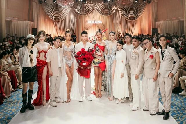 NTK Đỗ Long (ôm hoa) cùng dàn nghệ sĩ và đội ngũ thiết kế làm nên bộ sưu tập Giai nhân