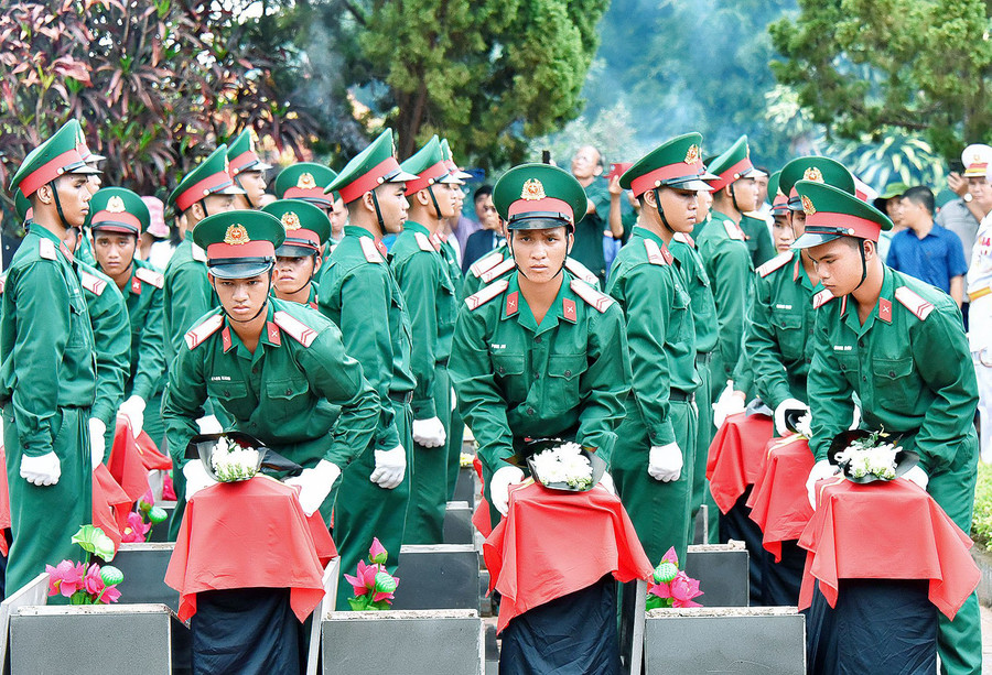 Các chiến sĩ Ban Chỉ huy Quân sự huyện Đức Cơ thực hiện nghi thức an táng hài cốt liệt sĩ. Ảnh: Đức Thụy