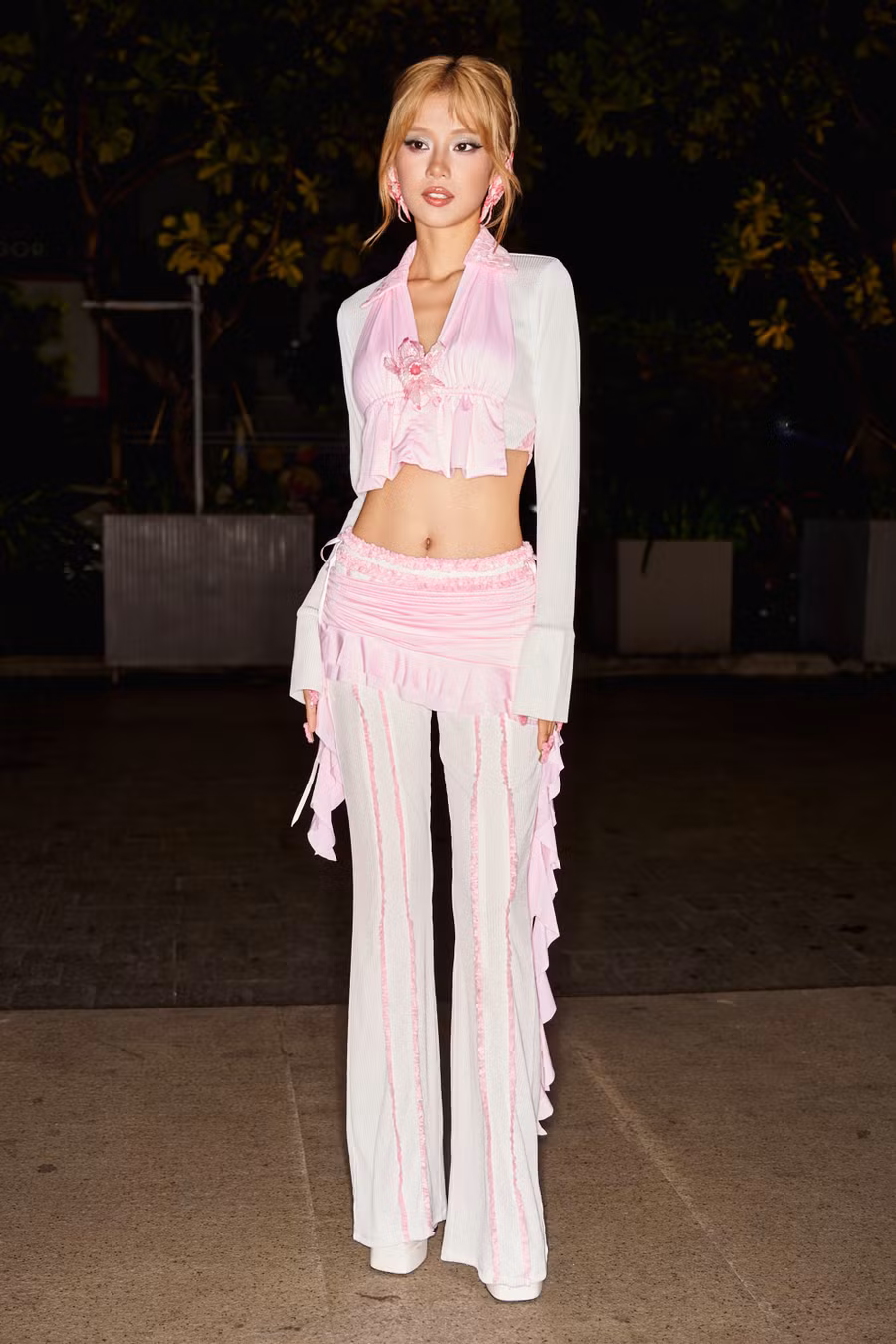 Hoàng Yến Chibi gây ấn tượng bởi bộ trang phục lấy cảm hứng từ thời trang disco thập niên 1970. Kiểu tóc vàng cùng vòng eo thon giúp giọng ca Ngây ngô nổi bật tại sự kiện Hoàng Yến Chibi gây ấn tượng bởi bộ trang phục lấy cảm hứng từ thời trang disco thập niên 1970. Kiểu tóc vàng cùng vòng eo thon giúp giọng ca Ngây ngô nổi bật tại sự kiện