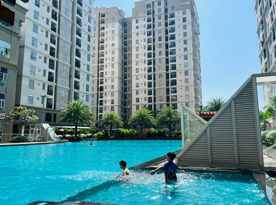 Người dân thường chọn các căn hộ vừa túi tiền và có đầy đủ tiện ích như hồ bơi, nhà trẻ... Người dân thường chọn các căn hộ vừa túi tiền và có đầy đủ tiện ích như hồ bơi, nhà trẻ...