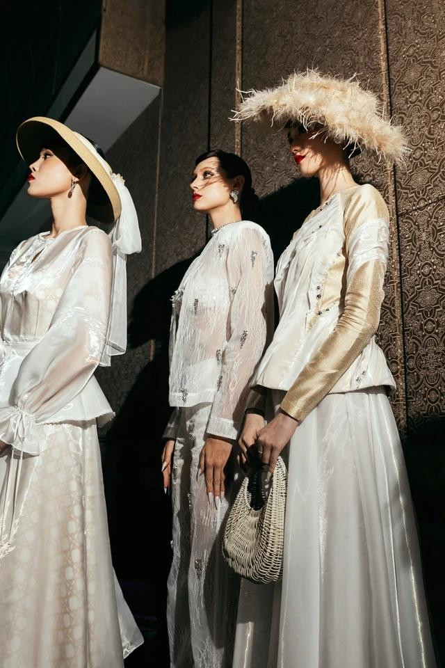 Họa tiết ô quả trám khi thì được tạo nên từ kỹ thuật đan lát, khi lại bằng draping vải hoặc đính kết đá, thể hiện cái nhìn mới mẻ của nhà mốt trong việc ứng dụng những yếu tố quen thuộc qua lăng kính sáng tạo độc đáo, riêng biệt.