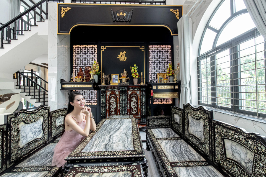 Phần nội thất cũng được người đẹp Tiền Giang cất công lựa chọn. Chi phí xây dựng cơ ngơi này hơn 10 tỉ đồng. Đây là số tiền mà Phan Thị Mơ đã dành dụm suốt nhiều năm làm nghệ thuật lẫn kinh doanh. Cô mong mang lại niềm vui, giúp ba mẹ có cuộc sống thoải mái hơn Phần nội thất cũng được người đẹp Tiền Giang cất công lựa chọn. Chi phí xây dựng cơ ngơi này hơn 10 tỉ đồng. Đây là số tiền mà Phan Thị Mơ đã dành dụm suốt nhiều năm làm nghệ thuật lẫn kinh doanh. Cô mong mang lại niềm vui, giúp ba mẹ có cuộc sống thoải mái hơn