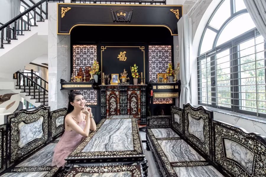 Phần nội thất cũng được người đẹp Tiền Giang cất công lựa chọn. Chi phí xây dựng cơ ngơi này hơn 10 tỉ đồng. Đây là số tiền mà Phan Thị Mơ đã dành dụm suốt nhiều năm làm nghệ thuật lẫn kinh doanh. Cô mong mang lại niềm vui, giúp ba mẹ có cuộc sống thoải mái hơn