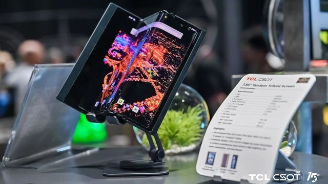 Điện thoại gập ba của TCL. Nguồn: Phonearena Điện thoại gập ba của TCL. Nguồn: Phonearena