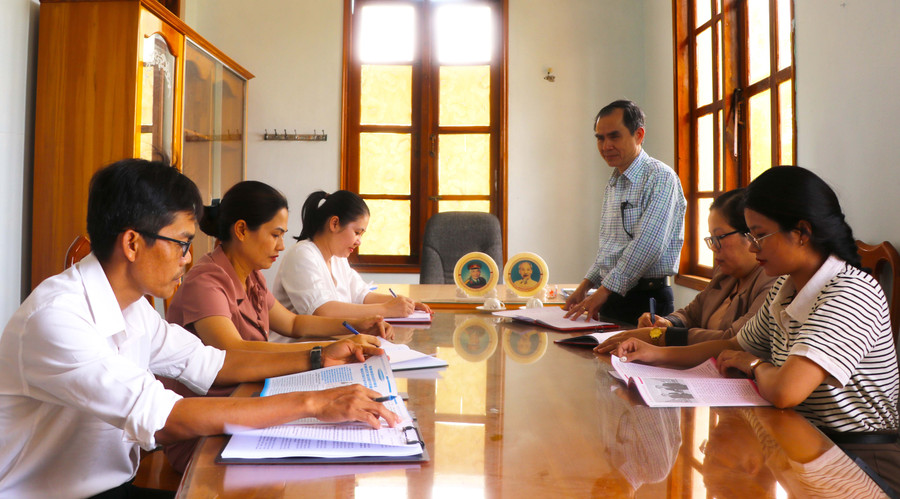 Chi ủy Chi bộ Mặt trận huyện Đak Pơ họp triển khai nhiệm vụ. Ảnh: Ngọc Minh Chi ủy Chi bộ Mặt trận huyện Đak Pơ họp triển khai nhiệm vụ. Ảnh: Ngọc Minh