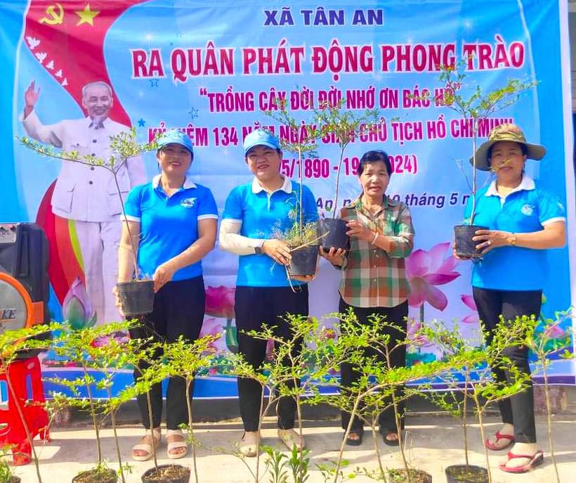 Hội viên, phụ nữ xã Tân An, huyện Đak Pơ tích cực tham gia phong trào trồng cây xanh. Ảnh: Hồng Thắm Hội viên, phụ nữ xã Tân An, huyện Đak Pơ tích cực tham gia phong trào trồng cây xanh. Ảnh: Hồng Thắm