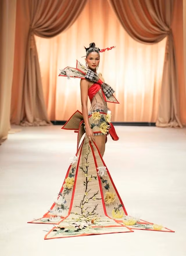 Hoa hậu H'Hen Niê đảm nhận vị trí vedette tạo nên một cái kết mỹ mãn cho show diễn. Người đẹp Ê đê thả dáng với sáng tạo lấy ý tưởng từ chiếu và nghệ thuật đan lát