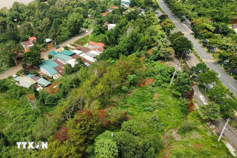 Taluy âm đoạn đường Hồ Chí Minh bị sụt lún, sạt trượt hiện có 17 hộ dân sinh sống. (Ảnh: TTXVN phát)
