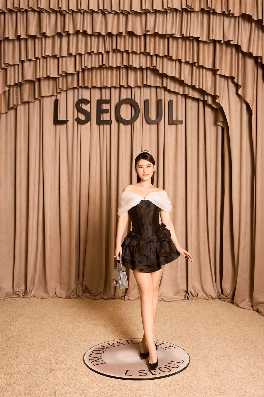 Ngọc Thanh Tâm khéo léo chọn set đồ hợp vóc dáng. Thiết kế váy siêu ngắn mang tone trắng đen giúp nữ diễn viên trông cân đối, nhỏ nhắn Ngọc Thanh Tâm khéo léo chọn set đồ hợp vóc dáng. Thiết kế váy siêu ngắn mang tone trắng đen giúp nữ diễn viên trông cân đối, nhỏ nhắn