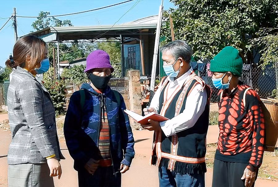 Già Yơk (thứ 2 từ phải sang, làng Tươh Ktu, xã Glar) tích cực tuyên truyền các chủ trương, đường lối của Đảng, chính sách, pháp luật của Nhà nước đến với người dân trong làng. Ảnh: Đức Thụy