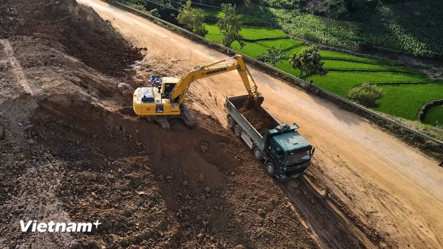 Nhà thầu thi công một dự án cải tạo, nâng cấp tuyến đường quốc lộ. (Ảnh: Việt Hùng/Vietnam+)