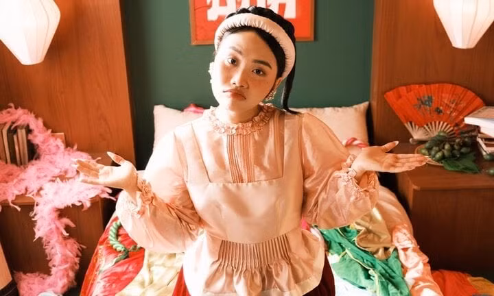 MV được đánh giá cao cả về âm nhạc lẫn trang phục, bối cảnh.