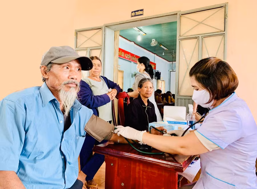 Thời gian qua, ngành chức năng đã triển khai nhiều hoạt động chăm sóc sức khỏe NCT, nhất là ở vùng đồng bào dân tộc thiểu số. Ảnh: N.N