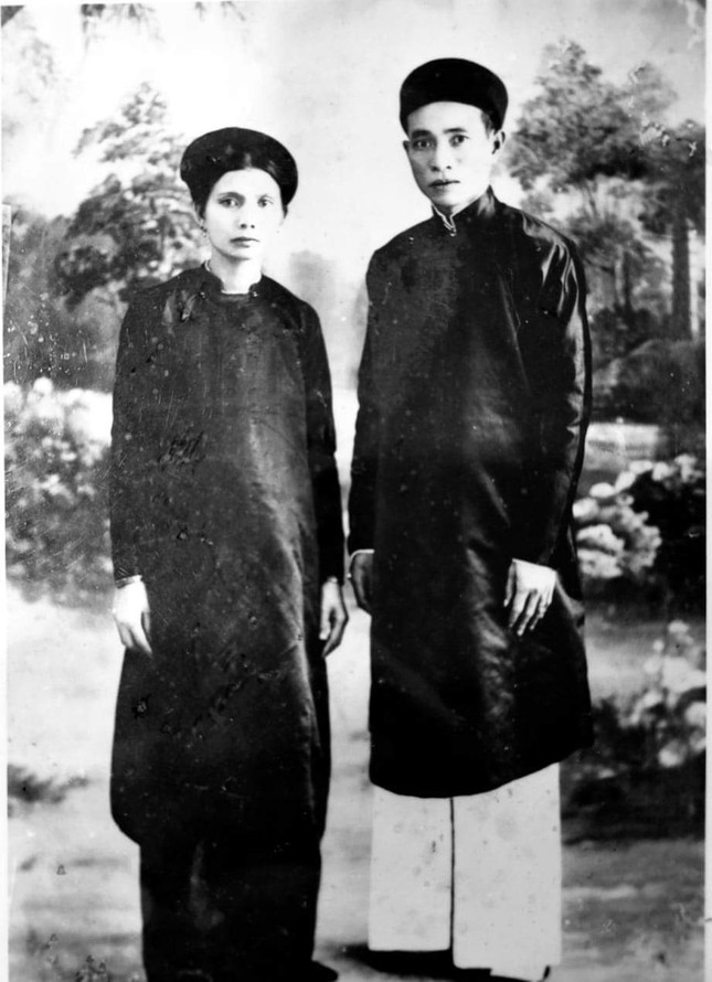 Con dâu cụ Thám Hoa, bà Nguyễn Thị Thìn và chồng khi mới cưới. Con dâu cụ Thám Hoa, bà Nguyễn Thị Thìn và chồng khi mới cưới.