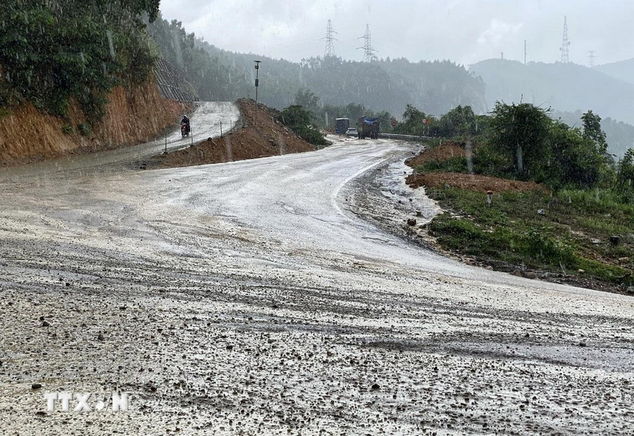 Đá cấp phối bong tróc, mặt đường lầy lội sau trận mưa lớn. (Ảnh: Lê Phước Ngọc/TTXVN) Đá cấp phối bong tróc, mặt đường lầy lội sau trận mưa lớn. (Ảnh: Lê Phước Ngọc/TTXVN)
