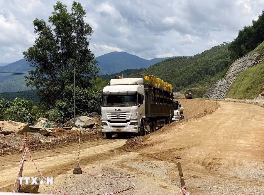 Mặt đường thi công nham nhở khiến các phương tiện gặp khó khăn khi lưu thông. (Ảnh: Lê Phước Ngọc/TTXVN)