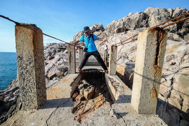 Đường lên xuống đảo Hòn Anh bị hư hỏng, xuống cấp nghiêm trọng Đường lên xuống đảo Hòn Anh bị hư hỏng, xuống cấp nghiêm trọng