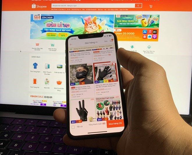 Người dân mua bán hàng online. Ảnh: Anh Vũ Người dân mua bán hàng online. Ảnh: Anh Vũ